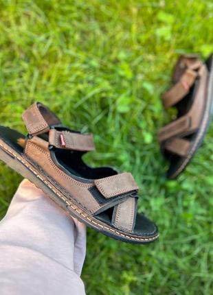 Чоловічі літні сандалі з натуральної шкіри в чорно-коричневому кольорі від виробника detta