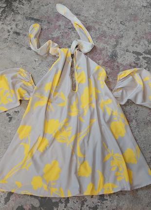 Серое платье мини с открытой спиной и завязкой через шею в жёлтый цветочный принт chicme(размер 40)