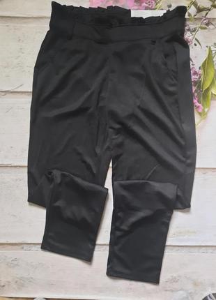 Классические брюки зауженные к низу с эластичным поясом