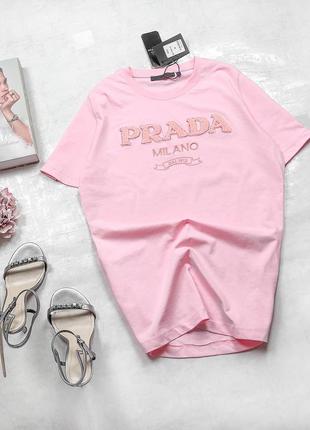 Стильна брендова футболка prada ніжного рожево-пудрового кольору з букльованим написом