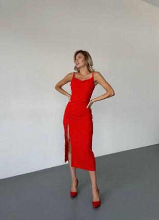 Платье по фигуре с разрезом на ножке3 фото