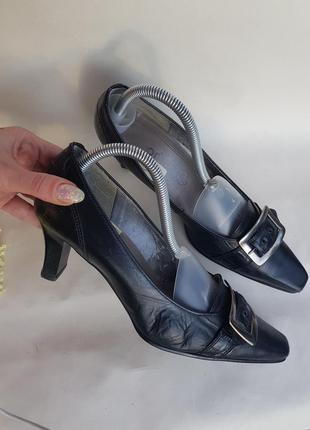 Класичні якісні шкіряні елегантні туфлі gabor з пряжками-брошками