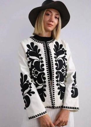 Женский белый пиджак с черной вышивкой, вышиванка в украинском стиле, вышитый жакет, этно жакет с украинским орнаментом