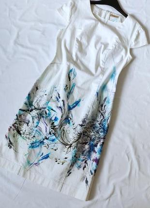 Дизайнерское платье футляр белое с абстрактным принтом