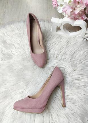 Нежно-розовые туфли на каблуке экозамш