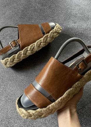 Шикарні шкіряні босоніжки сандалі на солом’яній підошві коричневі натуральна шкіра італійські collection privee