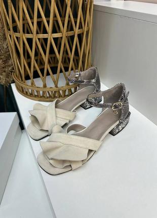 Босоножки женские из натуральной итальянской кожи и замши на низком ходу воланы2 фото