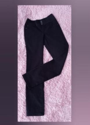 Утягуючі жіночі джинси чорного кольору.