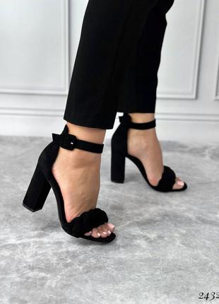 Женские черные замшевые босоножки с плетением на каблуке