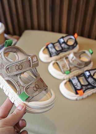 Стильні босоніжки  з захисним носком