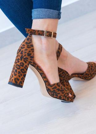 Ультрамодные леопардовые женские босоножки на каблуке