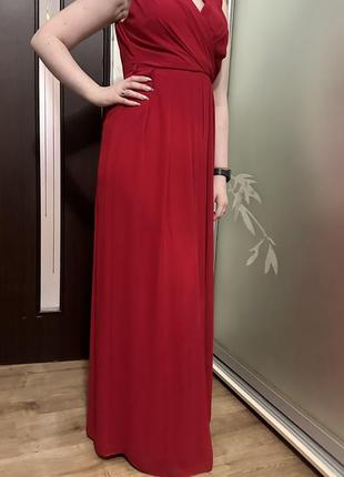 Яркое красное длинное платье