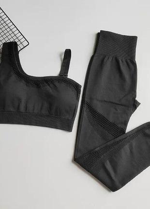 Спортивный костюм с перфорацией без пуш-ап (топ и леггинсы) черного цвета, размер s