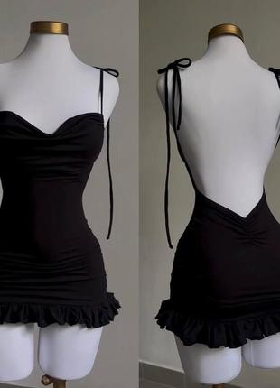 Базовое черное облегающее приталенное мини короткое платье с рюшами на завязках стильное качественно