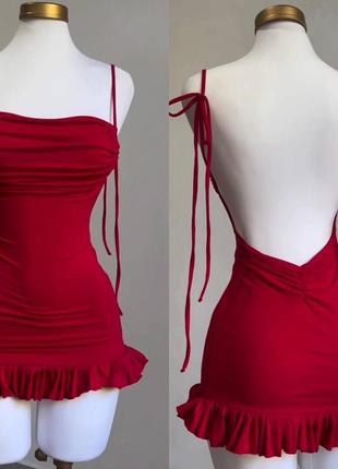 Базовое красное облегающее приталенное мини короткое платье с рюшами на завязках стильное качественн
