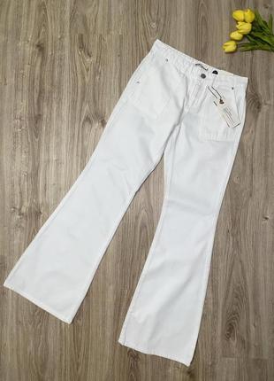 Новые белые джинсы, клеш