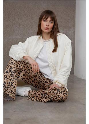 Прямые сатиновые брюки в принт "леопард"