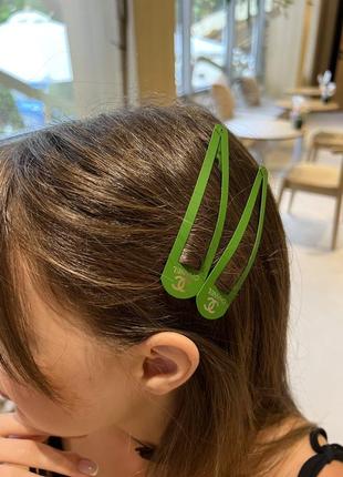 Заколка для волос с логотипом зелёного цвета