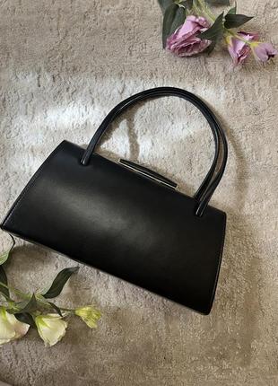Красивая новая сумка черного цвета