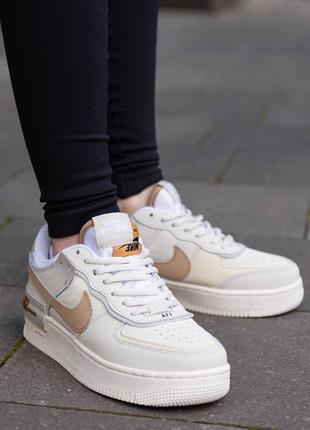 Жіночі бежеві кросівки nike air force 1 shadow white beige