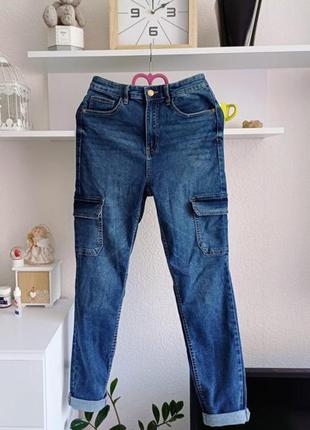 Классные джинсы скини с накладными карманами и высокой посадкой