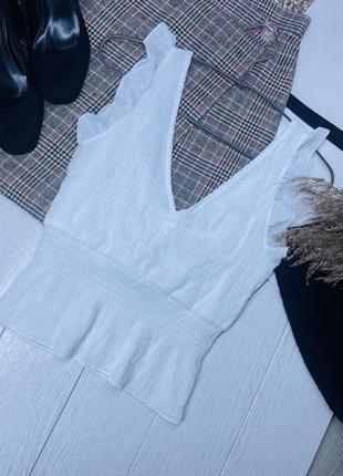 Белая короткая блуза xs блуза c рукавами крылышками летний топ с вырезом