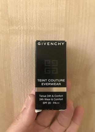 Givenchy тональний