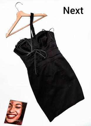 Новое женское черное вечернее платье футляр с бантом и с декольте и бретелькой через плечо от бренда next, сбоку молния-неведемка. сток