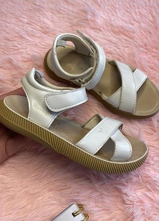 Босоніжки для дівчинки