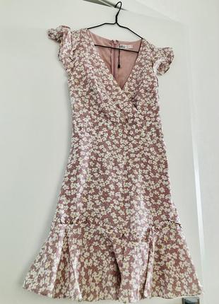 Цветочное розовое платье а-силуэта