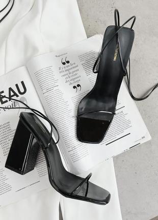 Чорні , мінімалістичні , лакові босоніжки що завязується по ніжці від plt