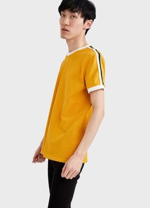 Мужская желтая футболка с полосками defacto