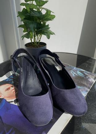 Фірмові туфлі insolia від marks & spencer wider fit сині замшеві