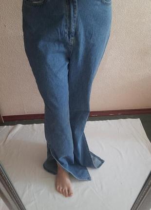 Женские джинсы с разрезом