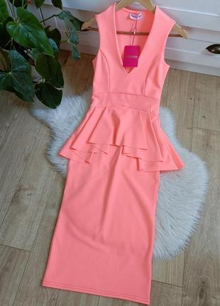 Неопреновое новое персиковое платье футляр от pink boutique, размер xs/s