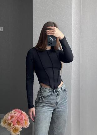 Черная кофточка с наружными швами