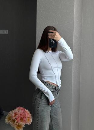 Белая кофточка с наружными швами4 фото
