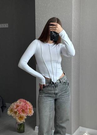 Белая кофточка с наружными швами5 фото