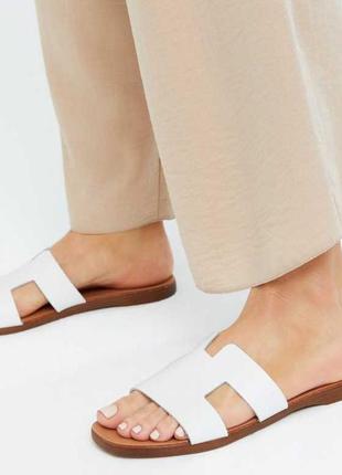 Білі шкіряні шльопанці босоніжки 40 в стилі шанель гермес