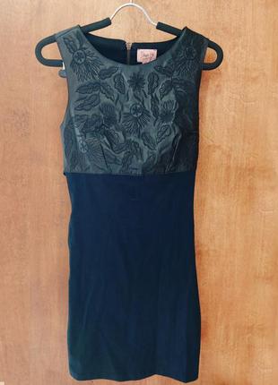 Черное платье -мини с вышивкой topshop