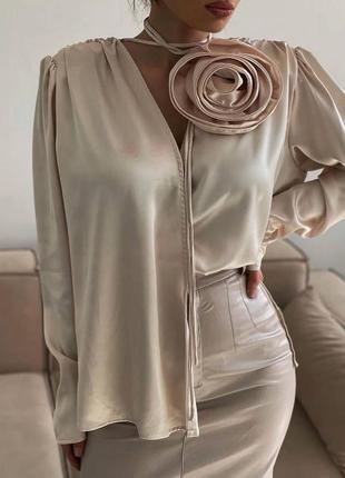 Бєжева блуза в стилі yves saint laurent