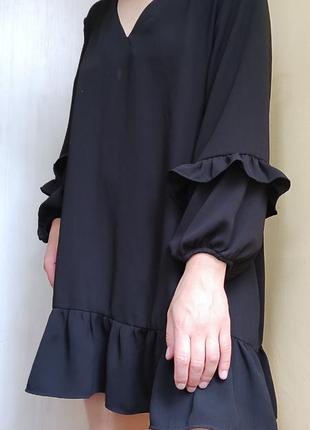 Чёрное короткое платье на длинный рукав с рюшами свободного фасона zara