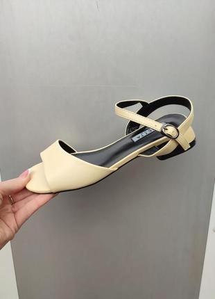 Босоніжки на каблуку / класичні босоножки