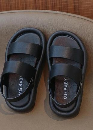 Милі босоніжки, можна носити як шльопкі