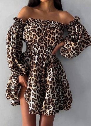 Стильное женское платье с резинкой на талии в леопардовый принт