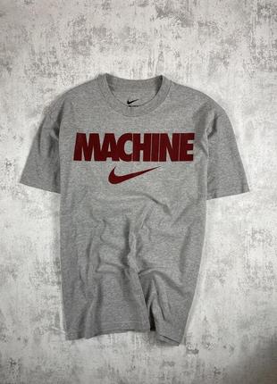 Сіра футболка nike з червоним свушем і написом «machine» – стиль та міць у кожній деталі!