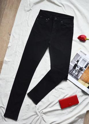 Идеальные зауженные джинсы бренда мtwtfss weekday, стрейчев