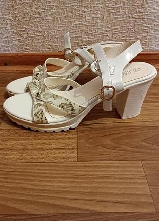 Летние босоножки на каблуке