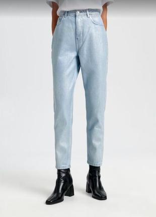 Трендовые голубые джинсы с перламутровым напылением