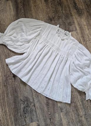 Ефектна біла блуза з рукавами буфами zara
